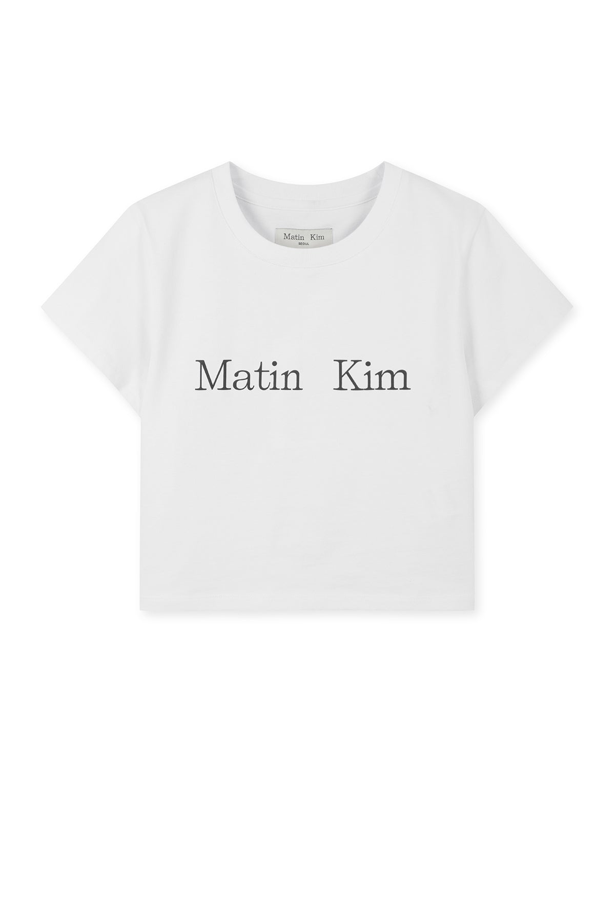 Áo cropped trắng với họa tiết in logo Matin Kim, tay ngắn và cổ tròn.