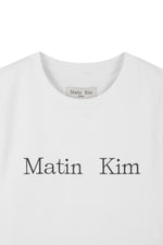 Áo cropped trắng với họa tiết in logo Matin Kim, tay ngắn và cổ tròn.