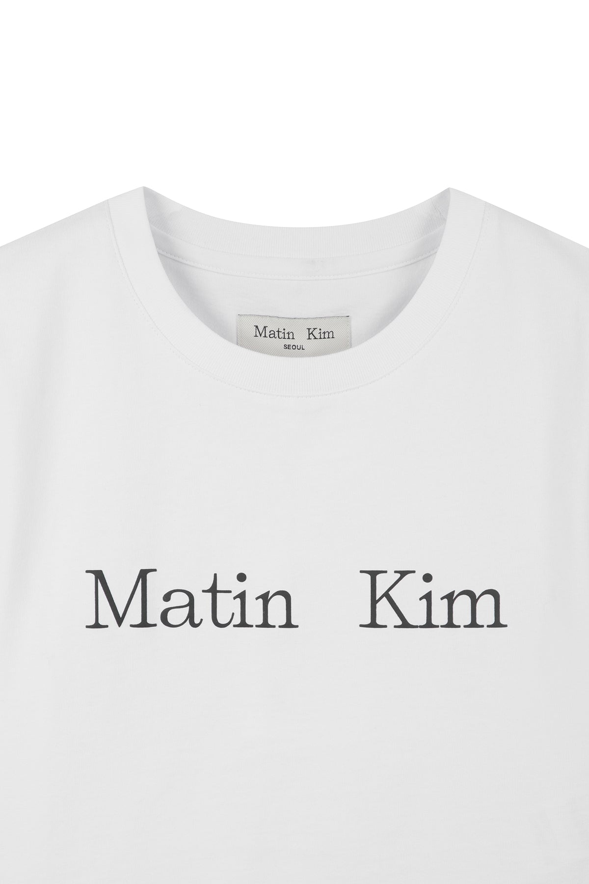 Áo cropped trắng với họa tiết in logo Matin Kim, tay ngắn và cổ tròn.