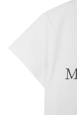 Áo cropped trắng với họa tiết in logo Matin Kim, tay ngắn và cổ tròn.
