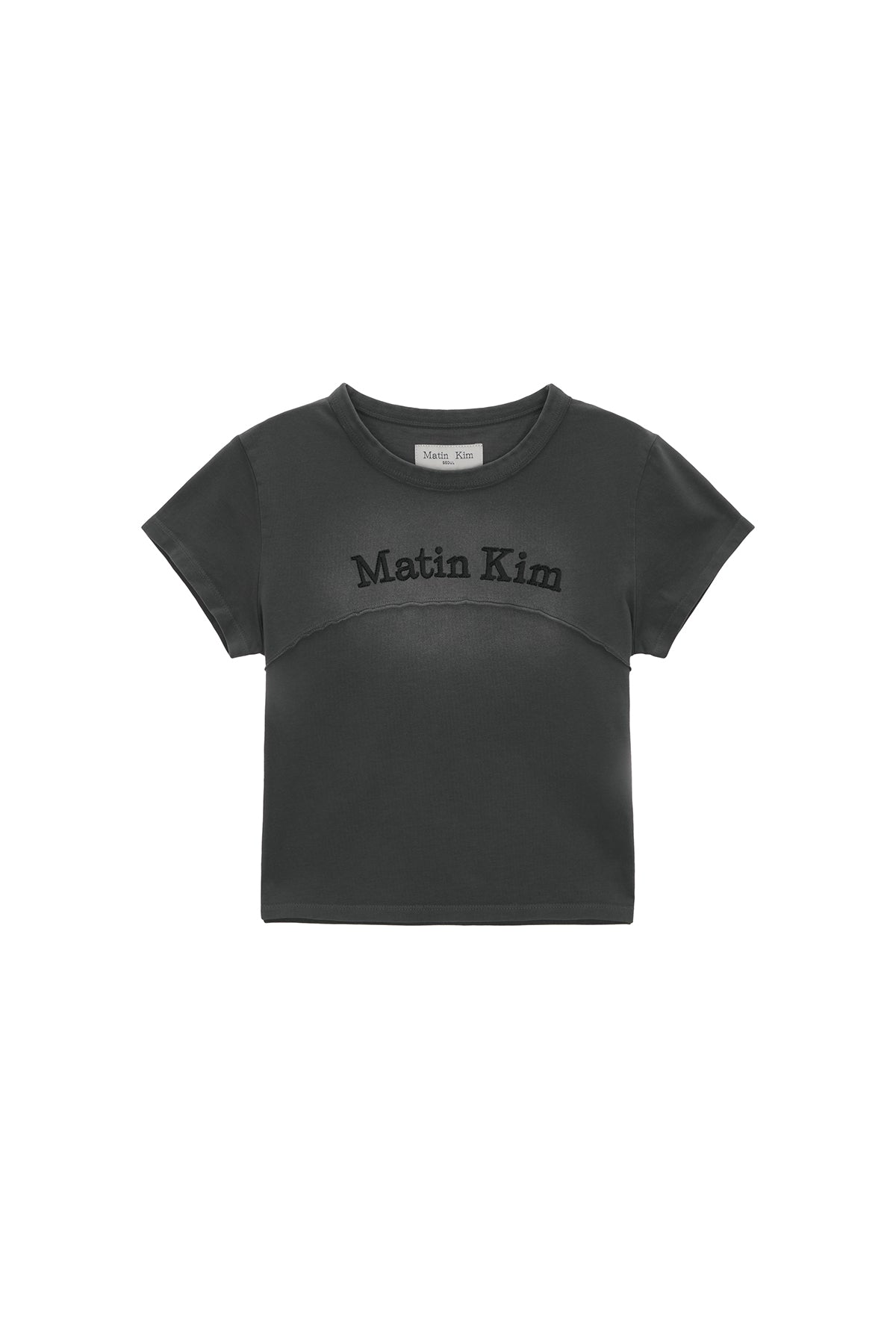 Áo cropped nữ với logo Matin Kim, tay ngắn và cổ tròn, chất liệu cotton thoải mái.