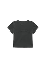 Áo cropped nữ với logo Matin Kim, tay ngắn và cổ tròn, chất liệu cotton thoải mái.
