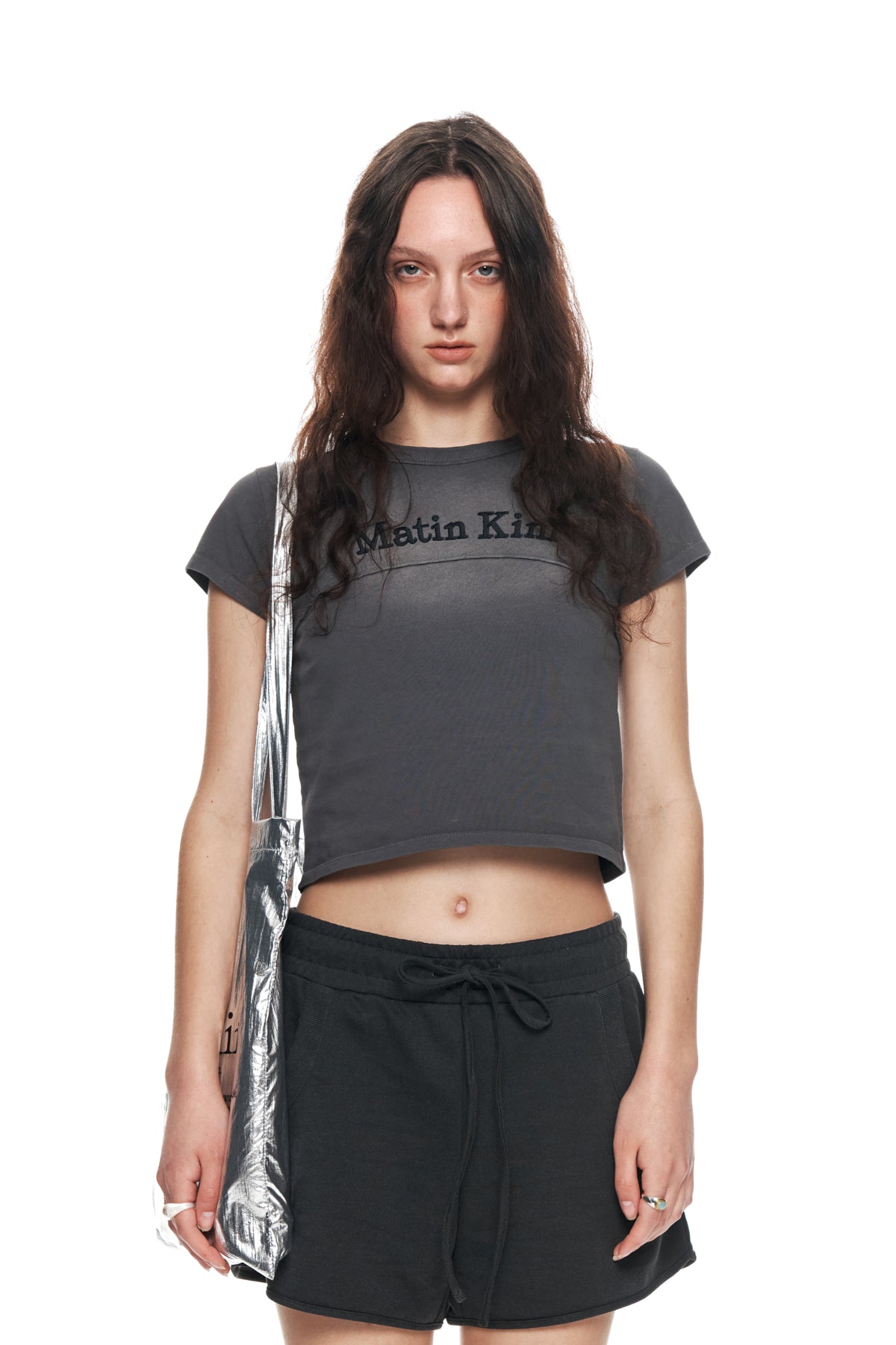 Áo cropped nữ với logo Matin Kim, tay ngắn và cổ tròn, chất liệu cotton thoải mái.