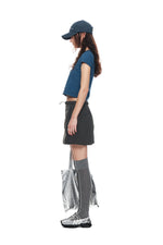 Áo phông cropped nữ với cổ tròn và logo nổi bật, phù hợp cho thời tiết ấm.