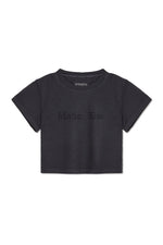 Áo phông cropped nữ với logo Matin Kim, tay ngắn và cổ tròn, màu xám đậm.