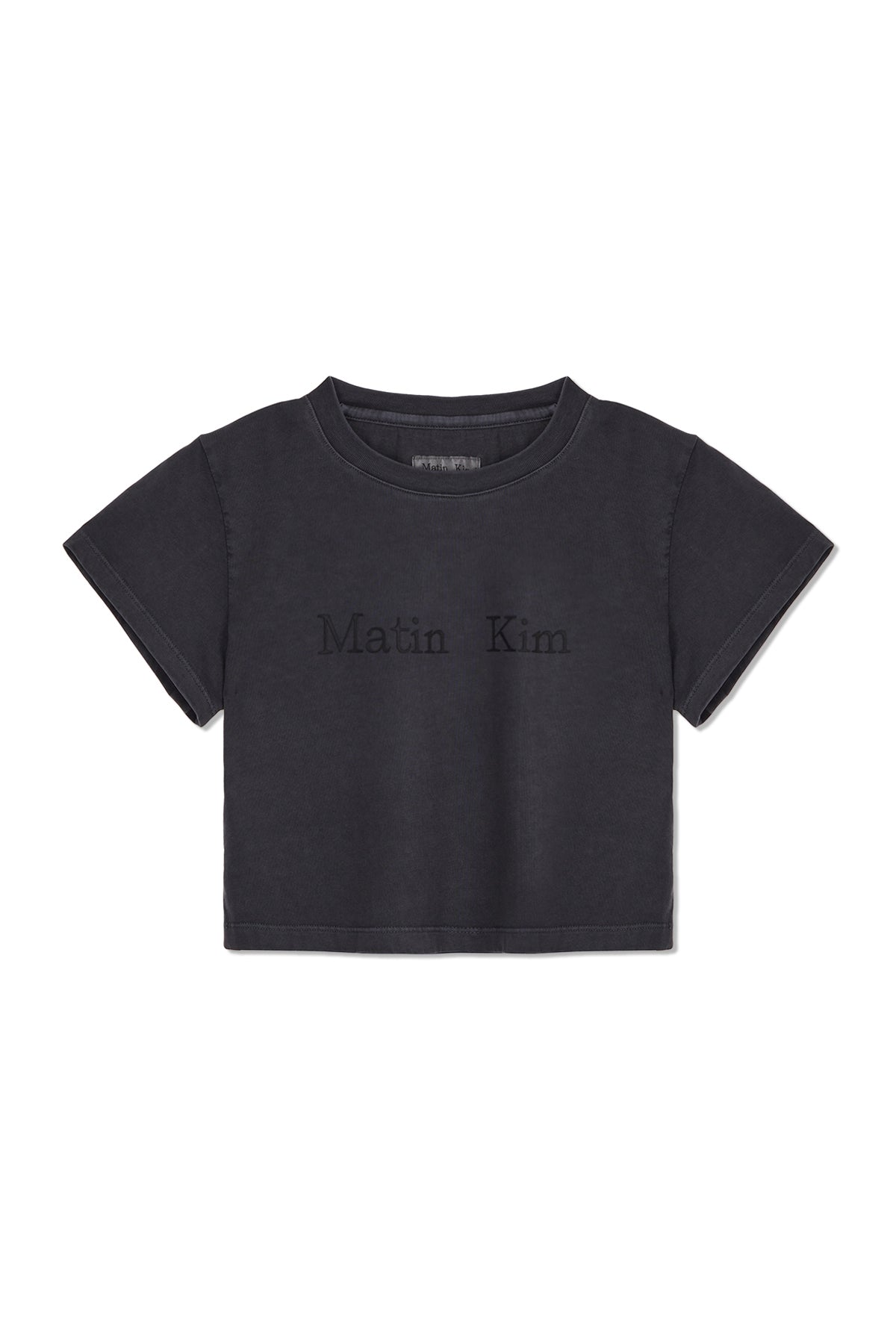 Áo phông cropped nữ với logo Matin Kim, tay ngắn và cổ tròn, màu xám đậm.