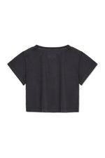 Áo phông cropped nữ với logo Matin Kim, tay ngắn và cổ tròn, màu xám đậm.
