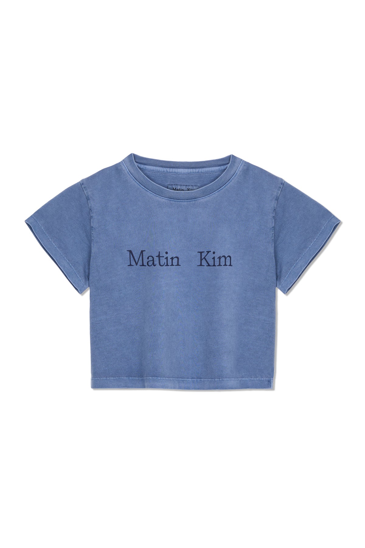 Áo phông cropped nữ với logo Matin Kim, tay ngắn và cổ tròn, màu xanh nhạt.