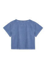 Áo phông cropped nữ với logo Matin Kim, tay ngắn và cổ tròn, màu xanh nhạt.
