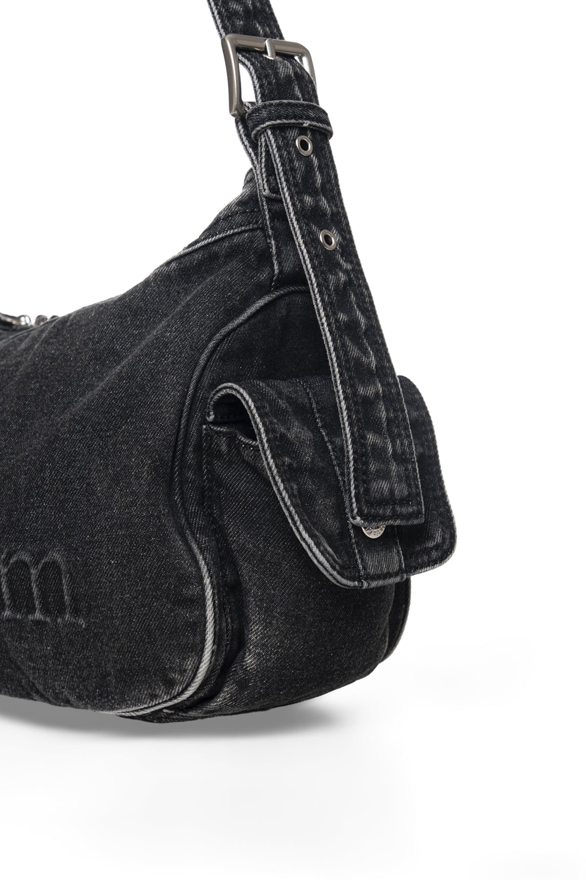 Túi đeo vai nữ với thiết kế denim và ngăn chứa tiện ích.