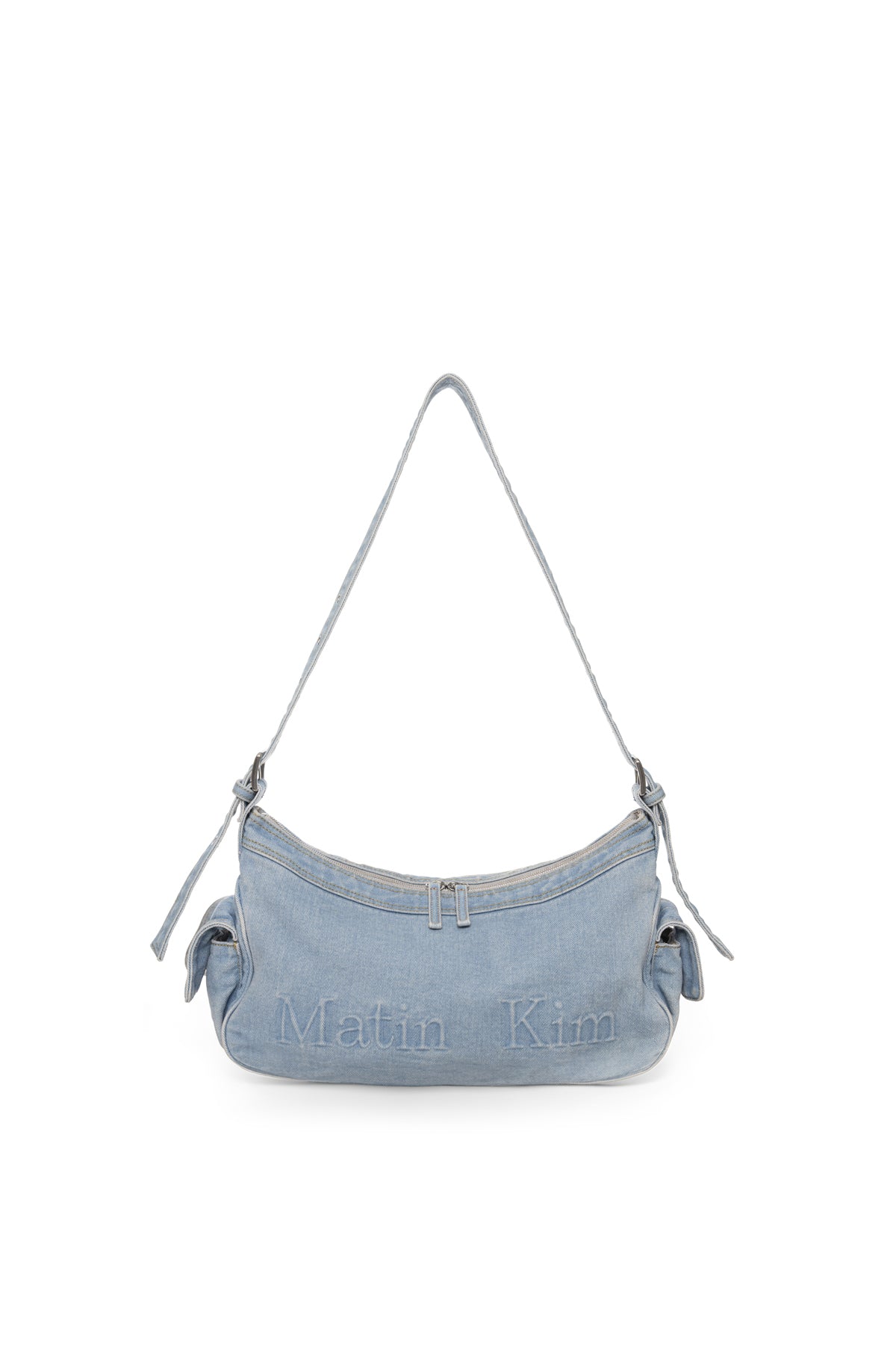 Túi đeo vai denim nữ với họa tiết chữ nổi bật và thiết kế smocking hiện đại.