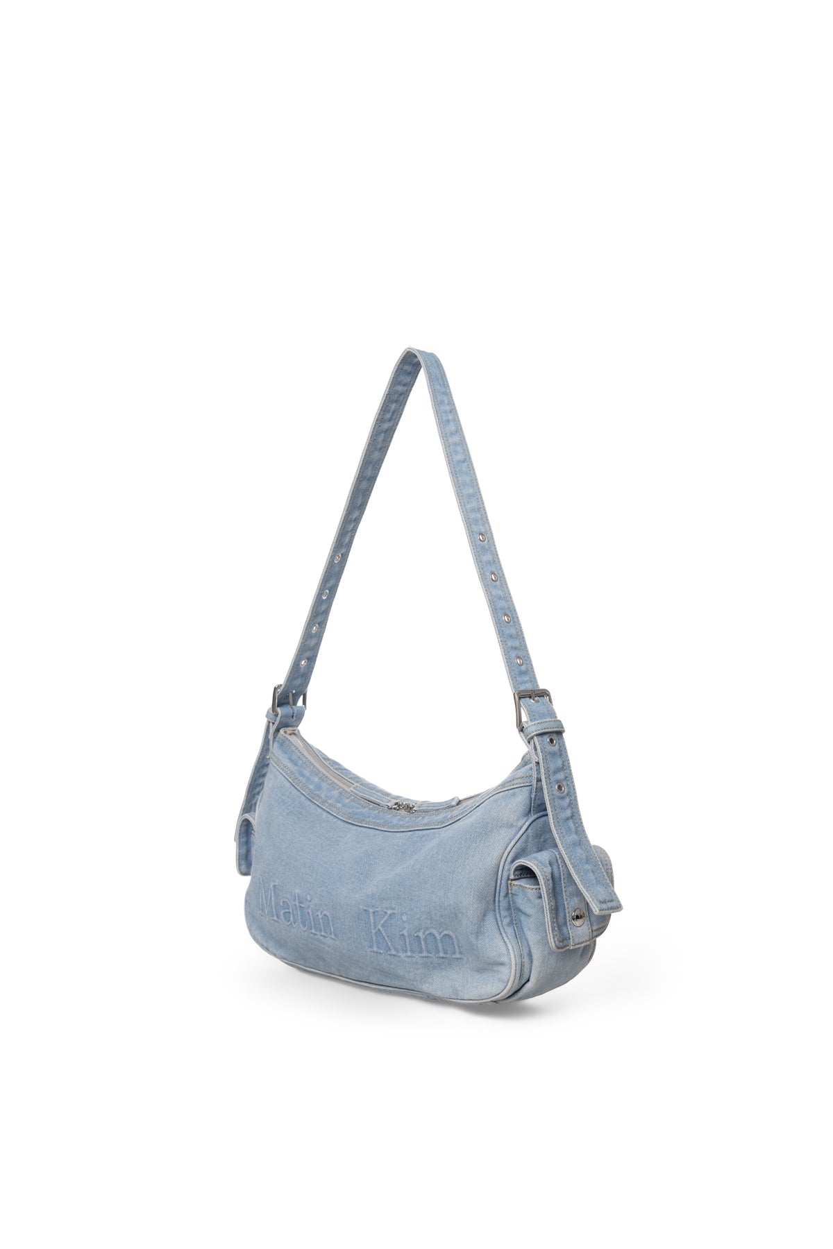 Túi đeo vai denim nữ với họa tiết chữ nổi bật và thiết kế smocking hiện đại.