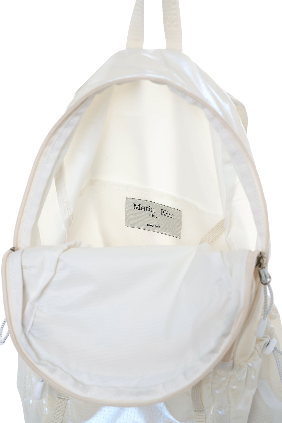 Túi ba lô unisex với nhiều ngăn và dây đeo điều chỉnh, thiết kế nhẹ và bền, phù hợp cho mọi hoạt động.