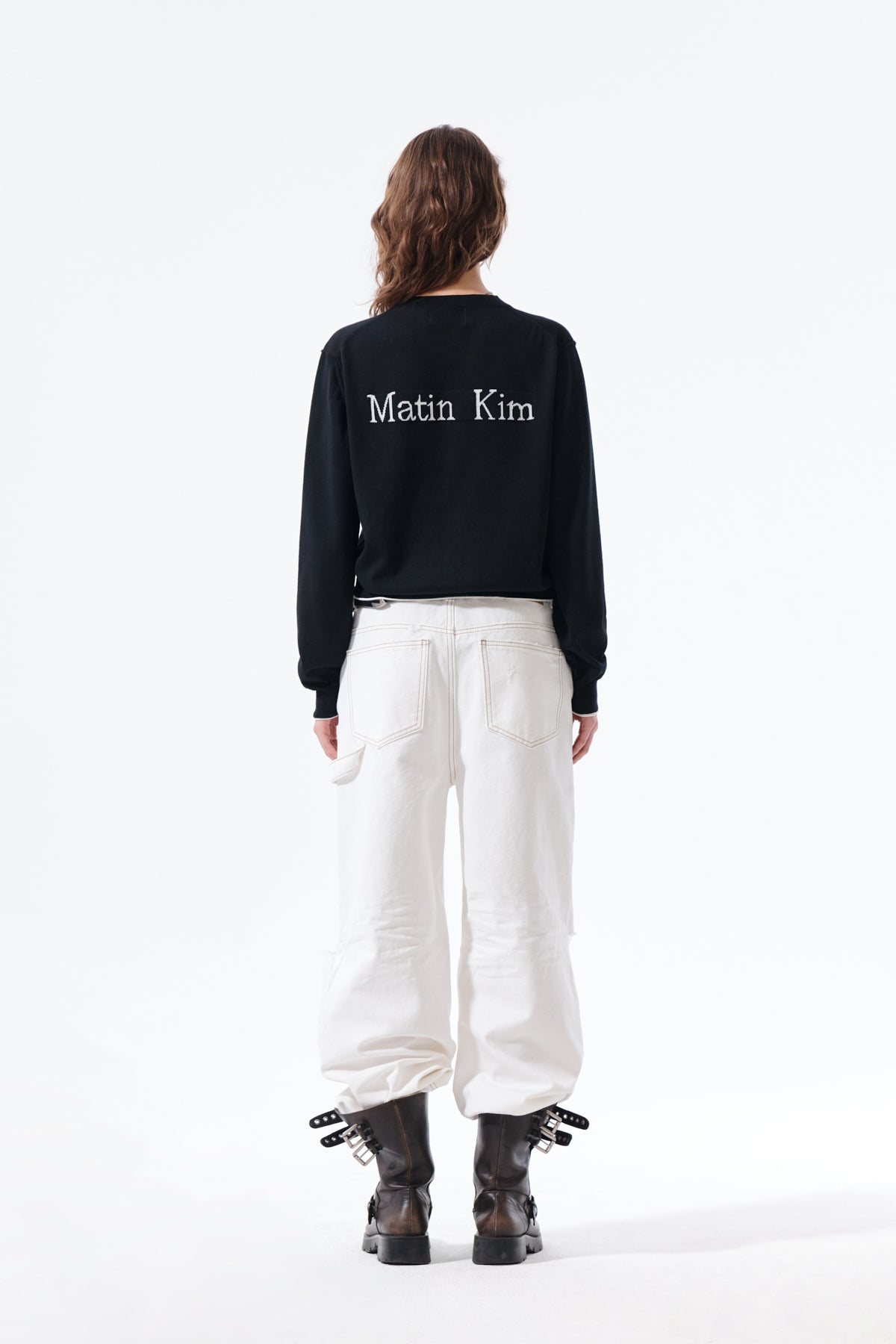 Áo khoác nữ với chi tiết logo Matin Kim, thiết kế hiện đại, cổ tròn, tay dài ôm và gấu bo viền.