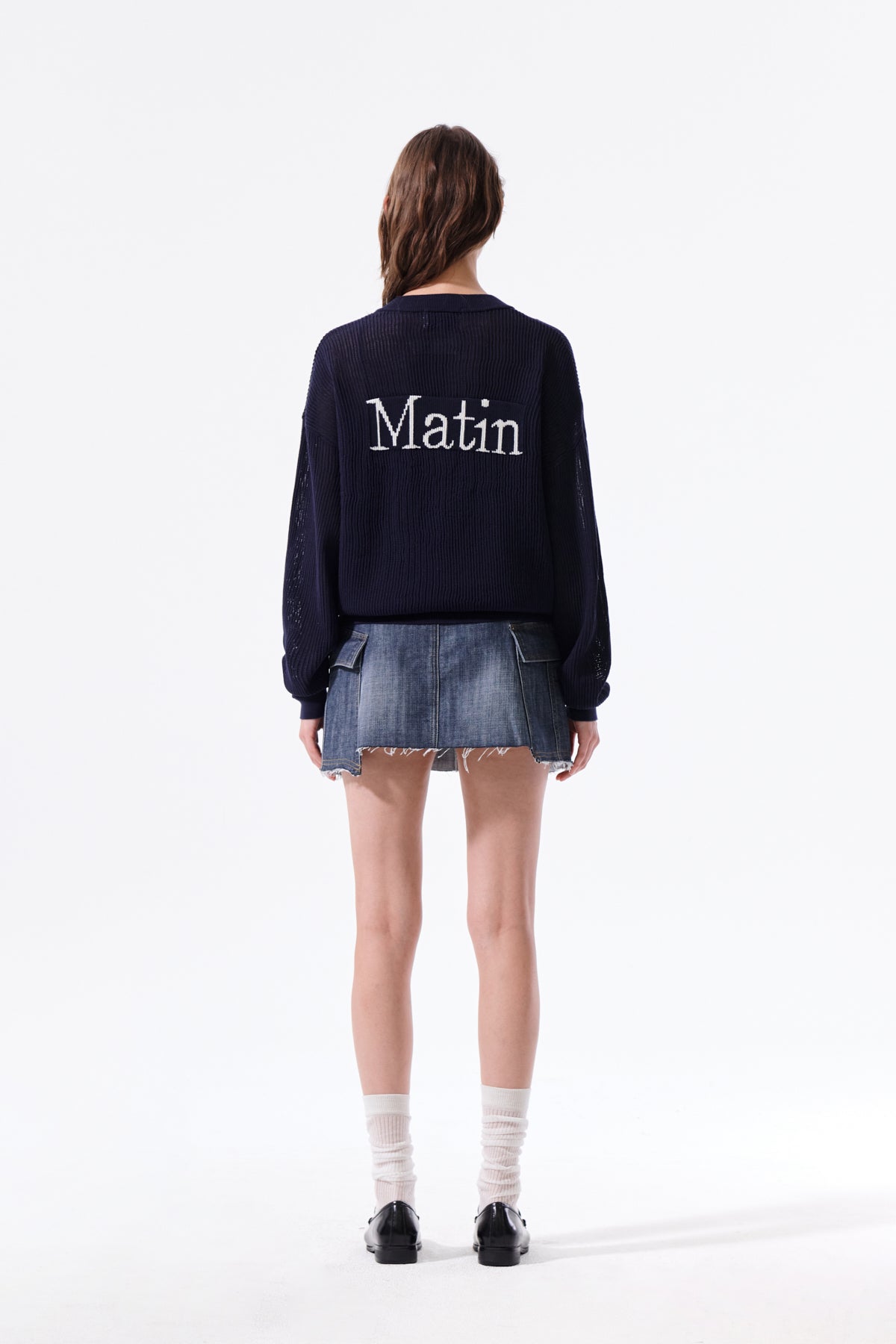 Áo len unisex với thiết kế thoáng khí, có túi trước và logo Matin Kim nổi bật.
