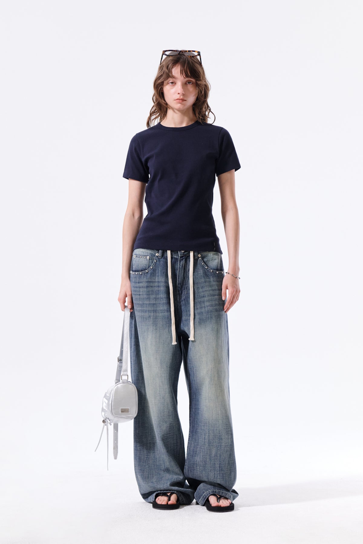 Quần denim nữ có thiết kế sờn rách, ống rộng và thoáng khí, lý tưởng cho phong cách năng động.