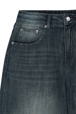 Quần denim nữ có thiết kế sờn rách, ống rộng và thoáng khí, lý tưởng cho phong cách năng động.