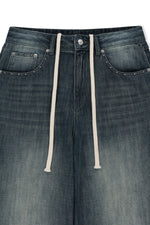 Quần denim nữ có thiết kế sờn rách, ống rộng và thoáng khí, lý tưởng cho phong cách năng động.