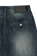 Quần denim nữ có thiết kế sờn rách, ống rộng và thoáng khí, lý tưởng cho phong cách năng động.