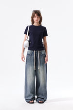 Quần denim nữ có thiết kế sờn rách, ống rộng và thoáng khí, lý tưởng cho phong cách năng động.