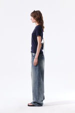 Quần denim nữ có thiết kế sờn rách, ống rộng và thoáng khí, lý tưởng cho phong cách năng động.