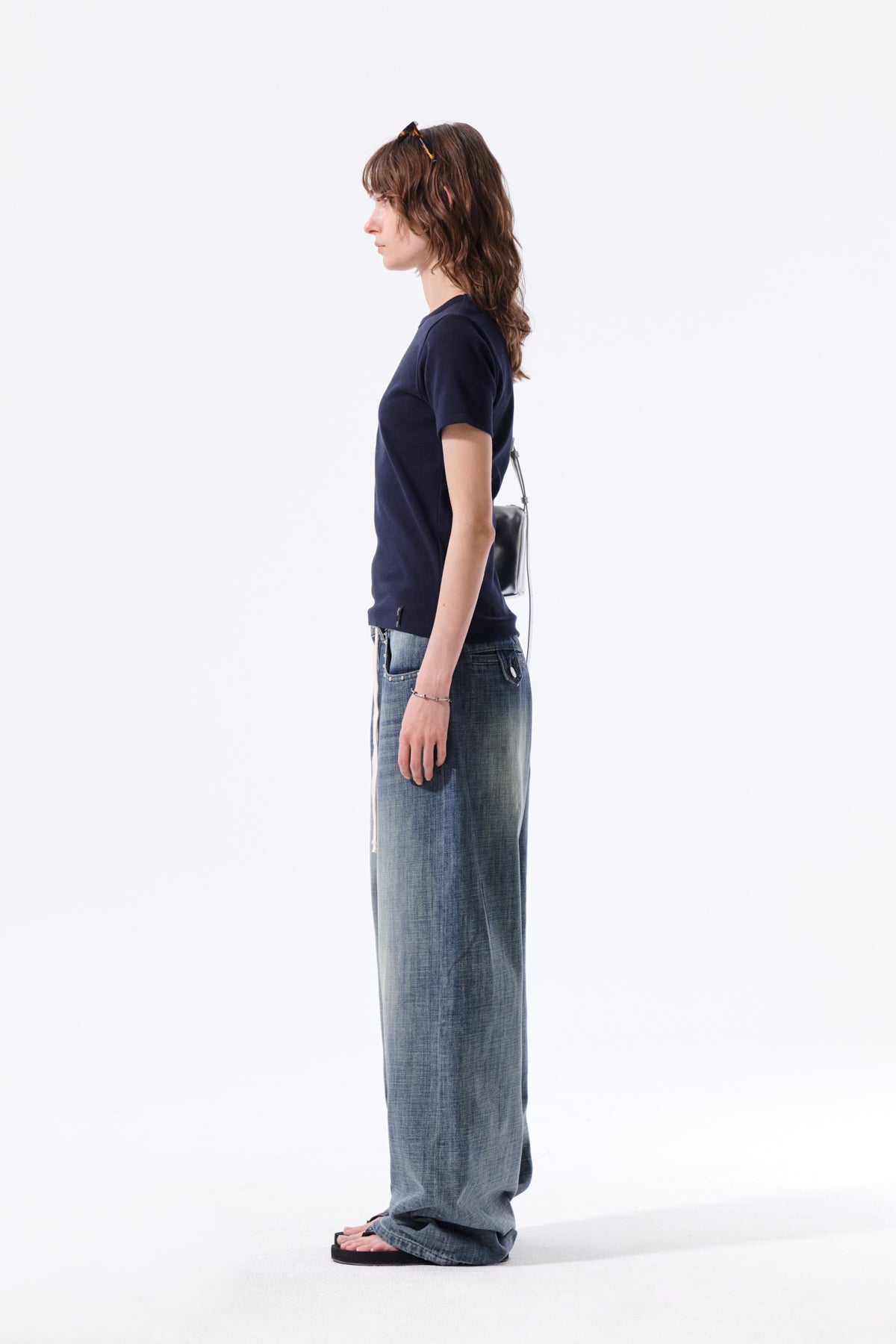 Quần denim nữ có thiết kế sờn rách, ống rộng và thoáng khí, lý tưởng cho phong cách năng động.