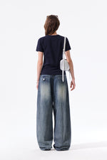 Quần denim nữ có thiết kế sờn rách, ống rộng và thoáng khí, lý tưởng cho phong cách năng động.