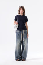 Quần denim nữ có thiết kế sờn rách, ống rộng và thoáng khí, lý tưởng cho phong cách năng động.
