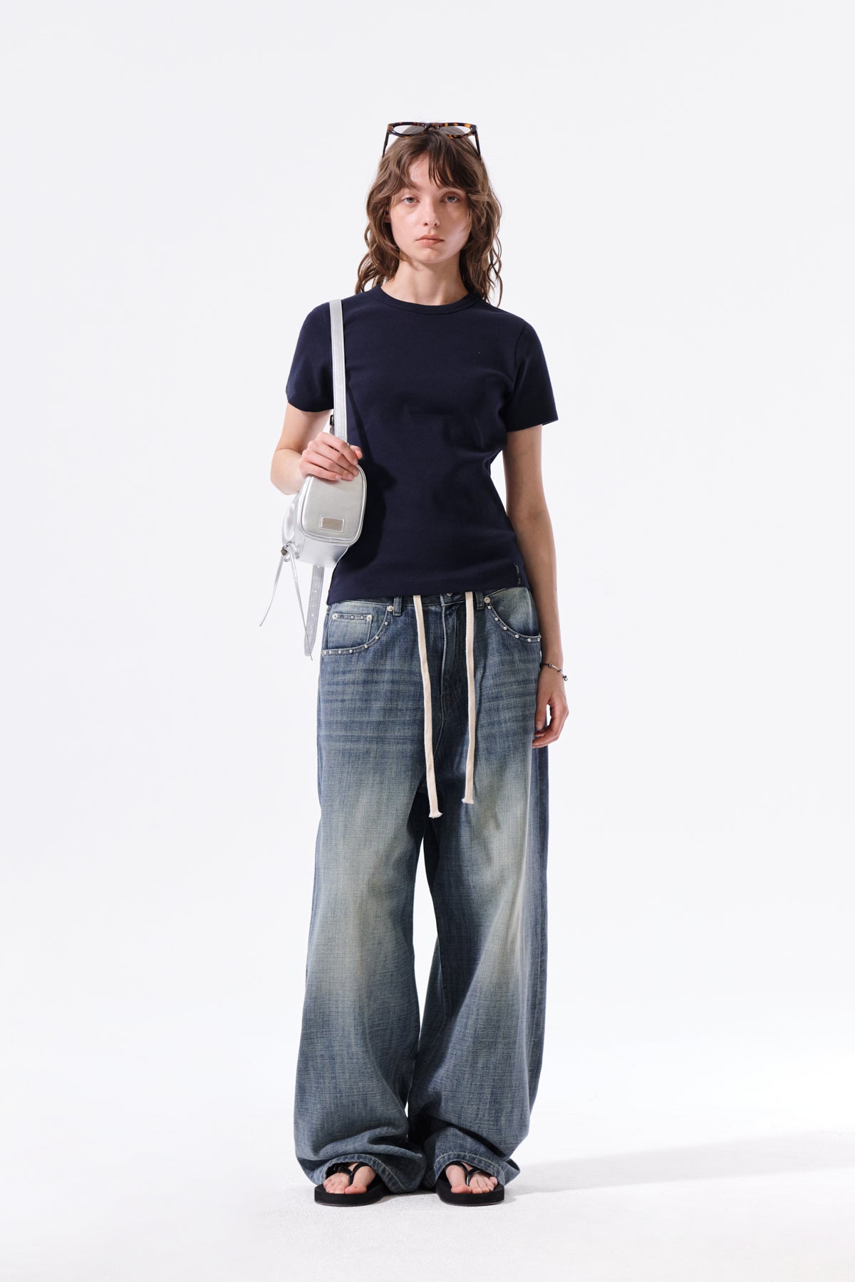 Quần denim nữ có thiết kế sờn rách, ống rộng và thoáng khí, lý tưởng cho phong cách năng động.
