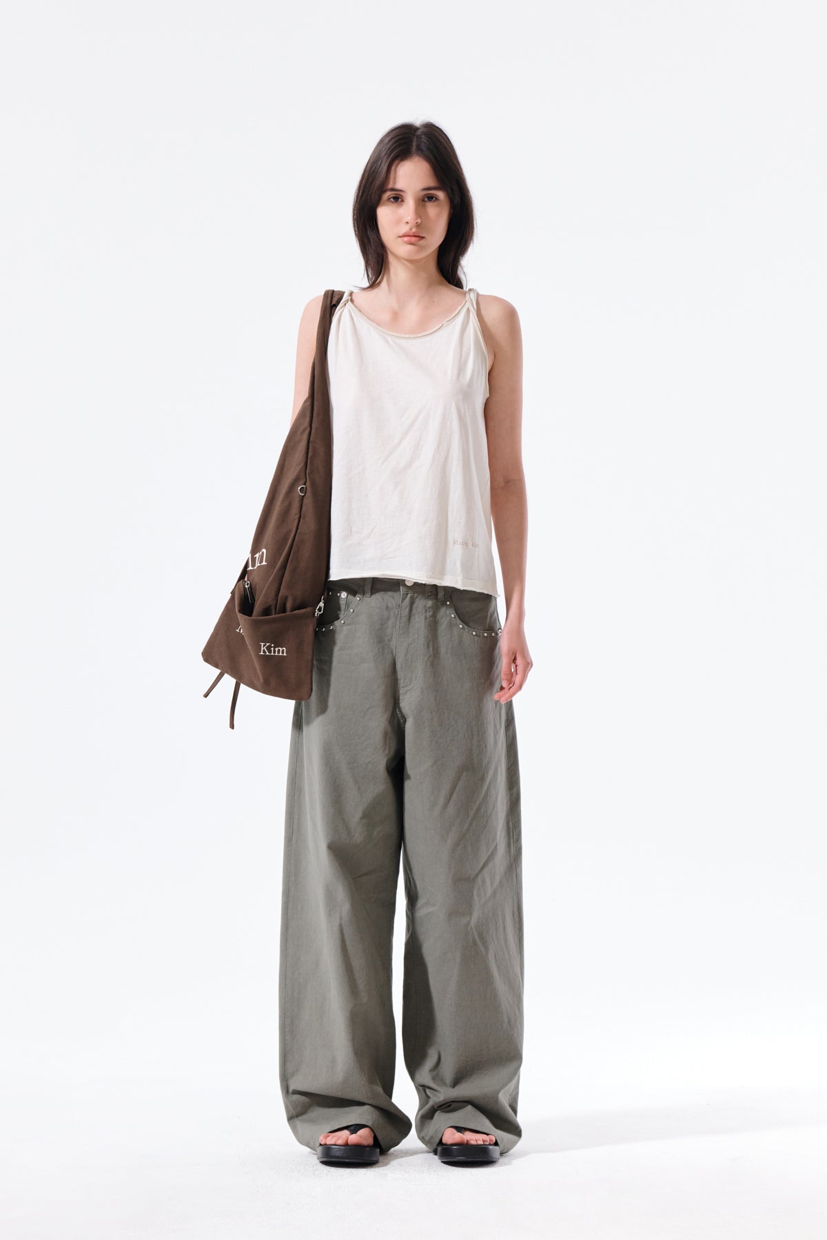 Quần denim nữ baggy khaki với cạp cao và 5 túi tiện lợi.