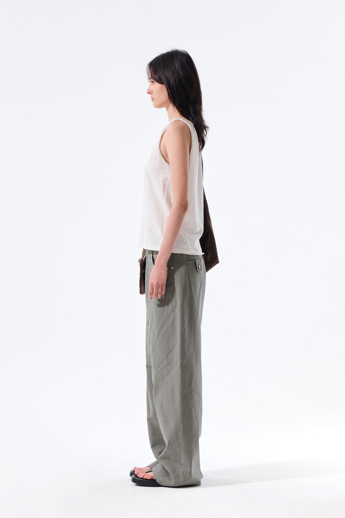 Quần denim nữ baggy khaki với cạp cao và 5 túi tiện lợi.
