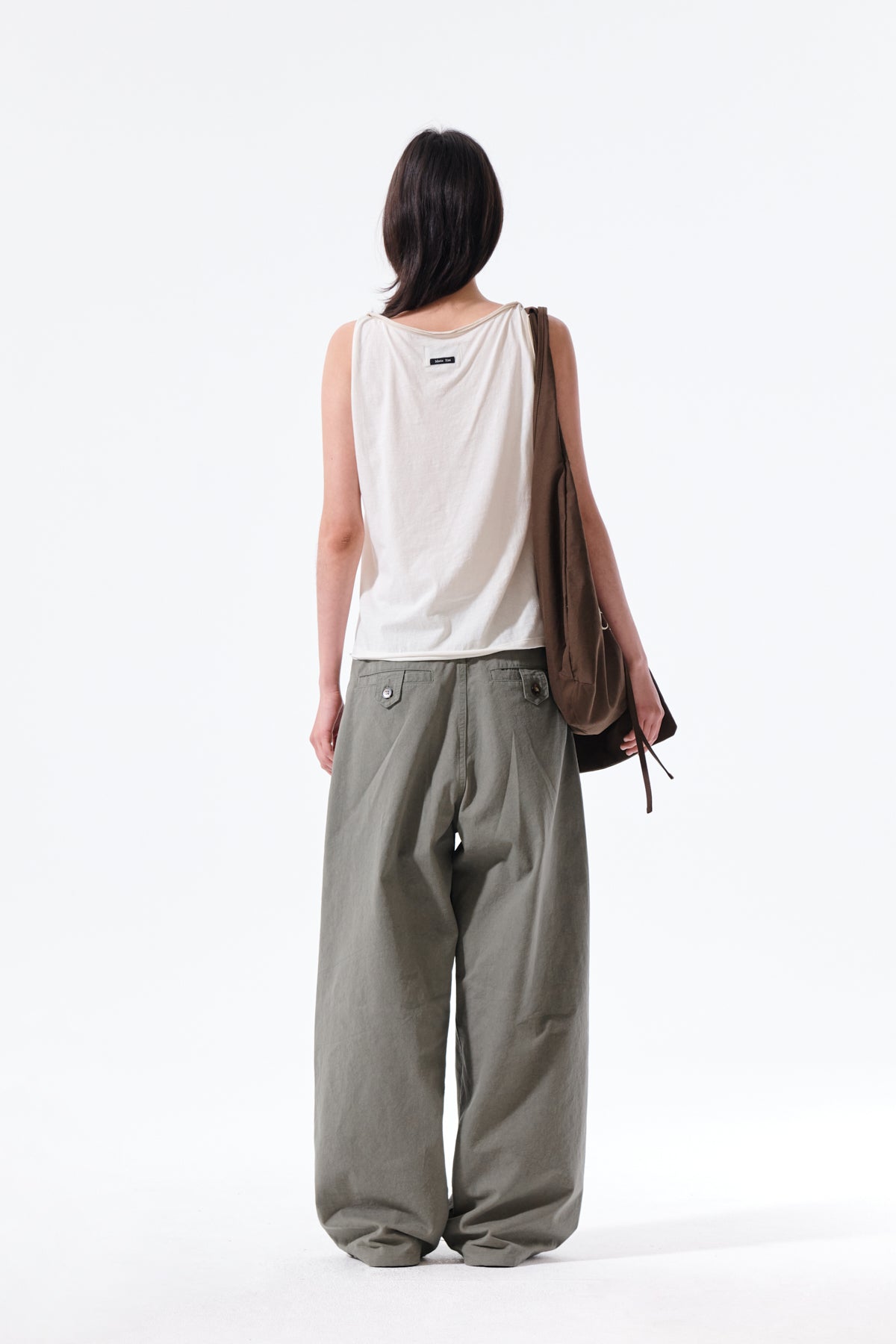 Quần denim nữ baggy khaki với cạp cao và 5 túi tiện lợi.