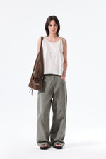 Quần denim nữ baggy khaki với cạp cao và 5 túi tiện lợi.