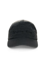 Mũ cổ điển với thiết kế strapback và logo nổi bật.