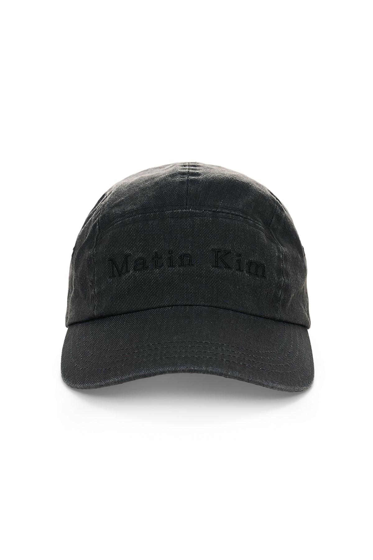 Mũ cổ điển với thiết kế strapback và logo nổi bật.