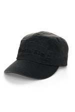 Mũ cổ điển với thiết kế strapback và logo nổi bật.