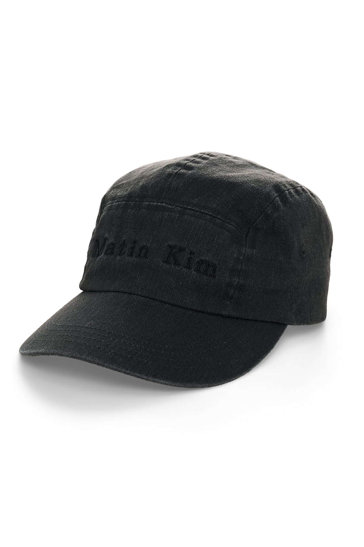 Mũ cổ điển với thiết kế strapback và logo nổi bật.