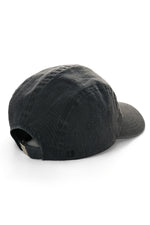 Mũ cổ điển với thiết kế strapback và logo nổi bật.