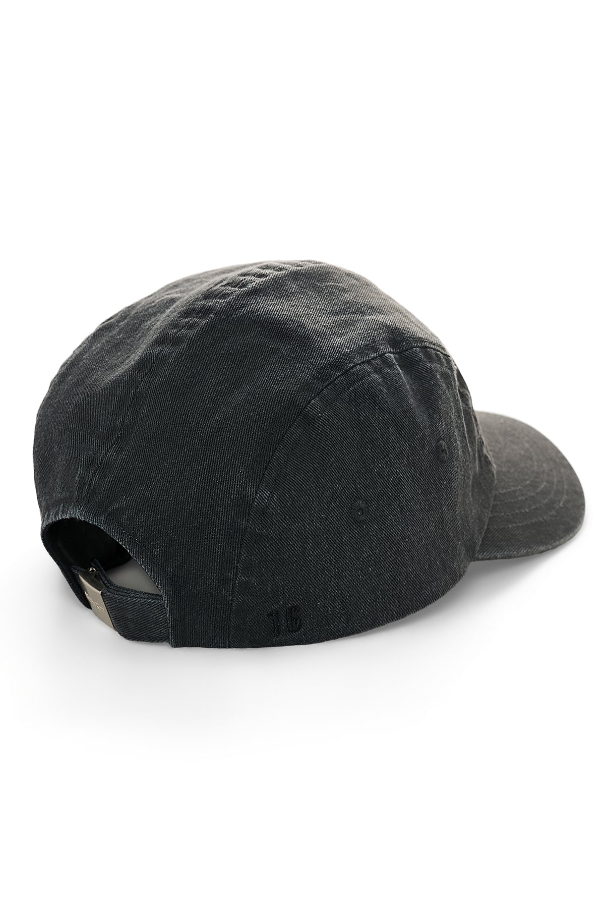 Mũ cổ điển với thiết kế strapback và logo nổi bật.