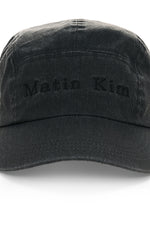 Mũ cổ điển với thiết kế strapback và logo nổi bật.