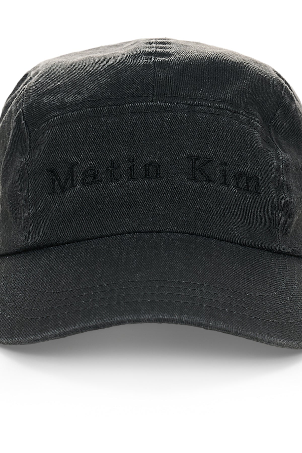 Mũ cổ điển với thiết kế strapback và logo nổi bật.