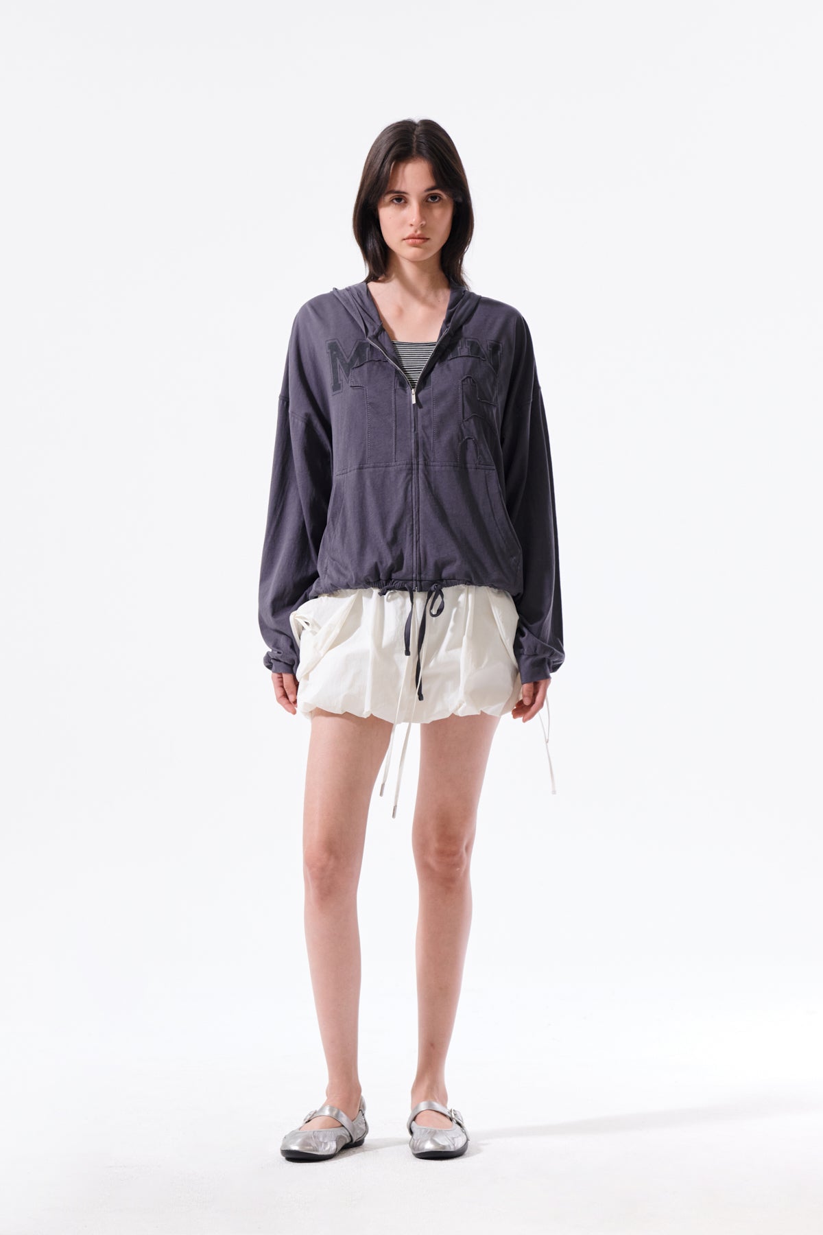 Áo khoác nữ với thiết kế hiện đại, logo Matin Kim thêu, chất liệu cotton mềm mại, và túi kangaroo tiện lợi.