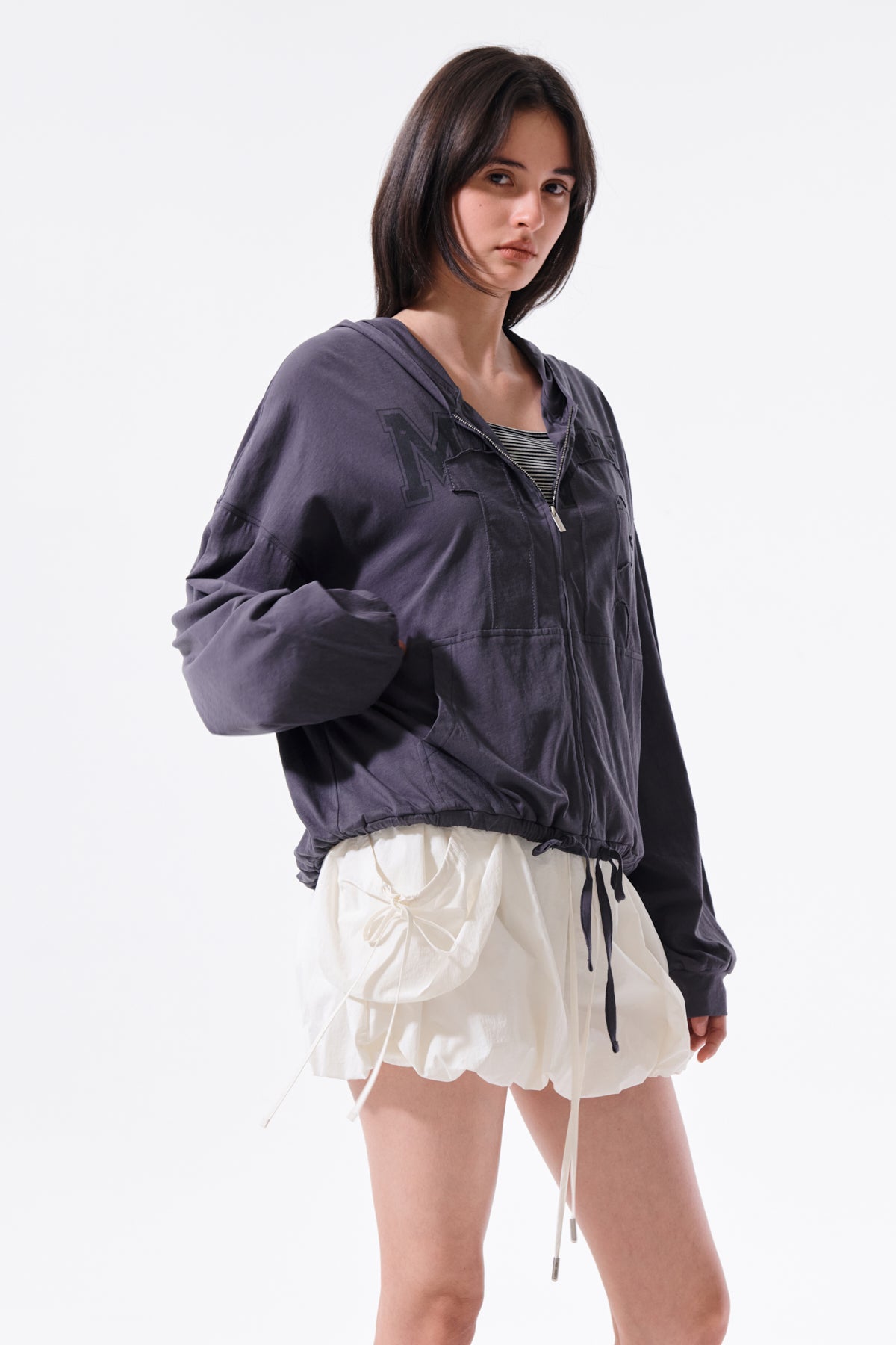 Áo khoác nữ với thiết kế hiện đại, logo Matin Kim thêu, chất liệu cotton mềm mại, và túi kangaroo tiện lợi.