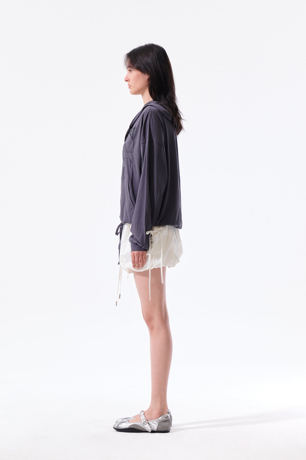 Áo khoác nữ với thiết kế hiện đại, logo Matin Kim thêu, chất liệu cotton mềm mại, và túi kangaroo tiện lợi.