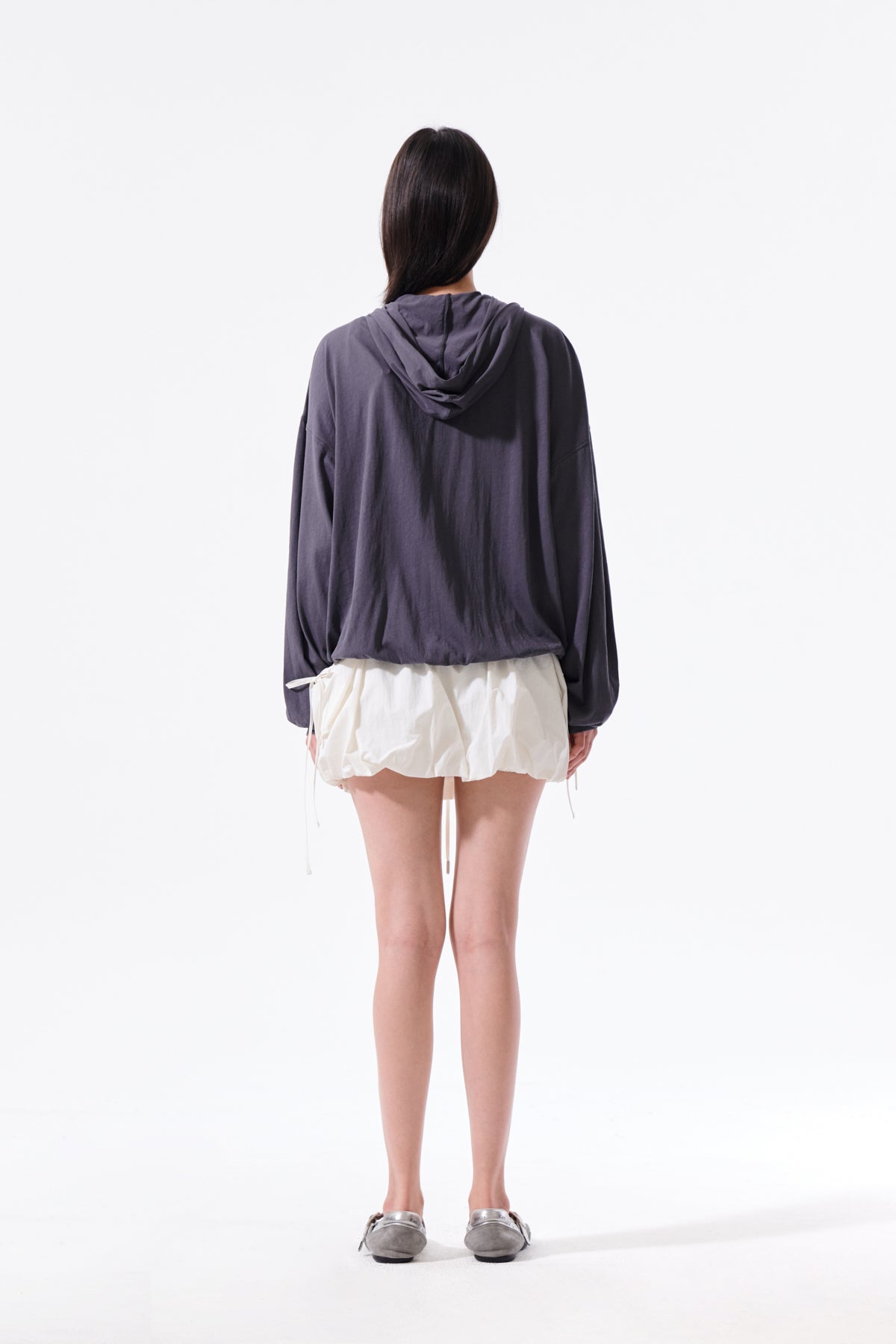 Áo khoác nữ với thiết kế hiện đại, logo Matin Kim thêu, chất liệu cotton mềm mại, và túi kangaroo tiện lợi.