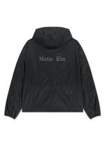 Áo khoác nam chống gió với thiết kế hiện đại và logo Matin Kim.