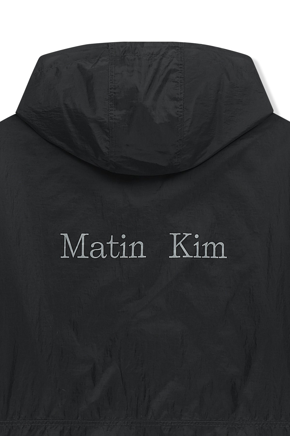 Áo khoác nam chống gió với thiết kế hiện đại và logo Matin Kim.