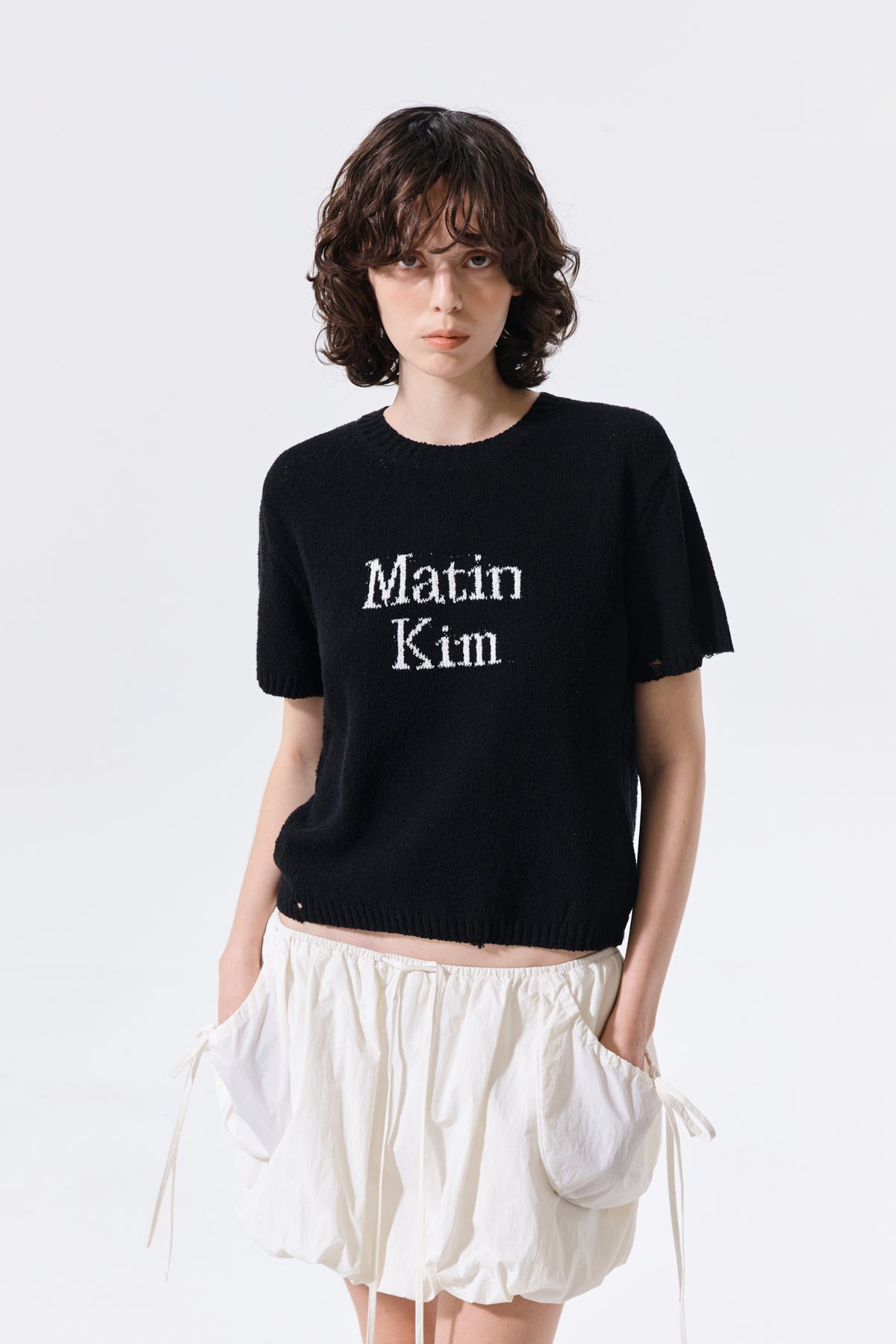 Áo len nữ màu đen với tay ngắn và logo Matin Kim.