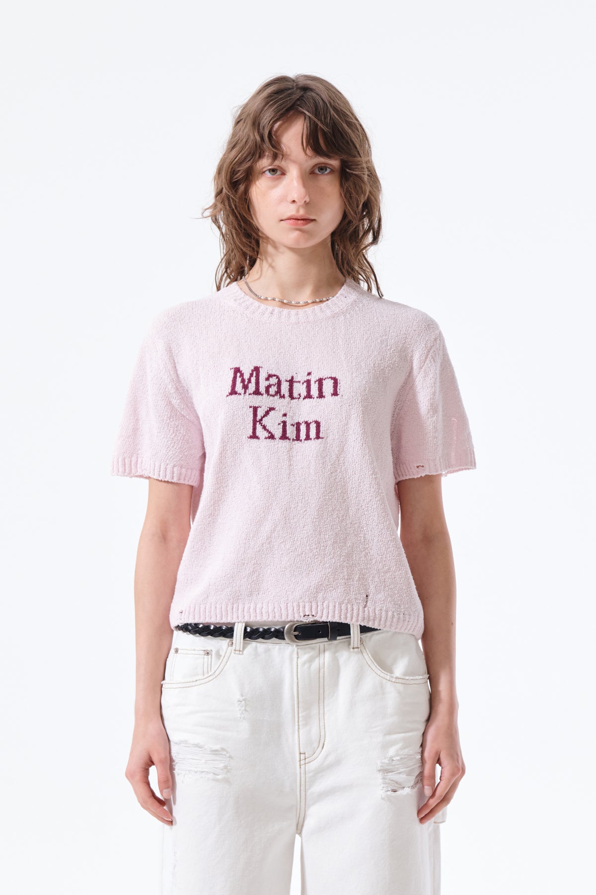 Áo len nữ màu hồng với logo Matin Kim, tay ngắn và cổ tròn, chất liệu cotton thoáng khí.