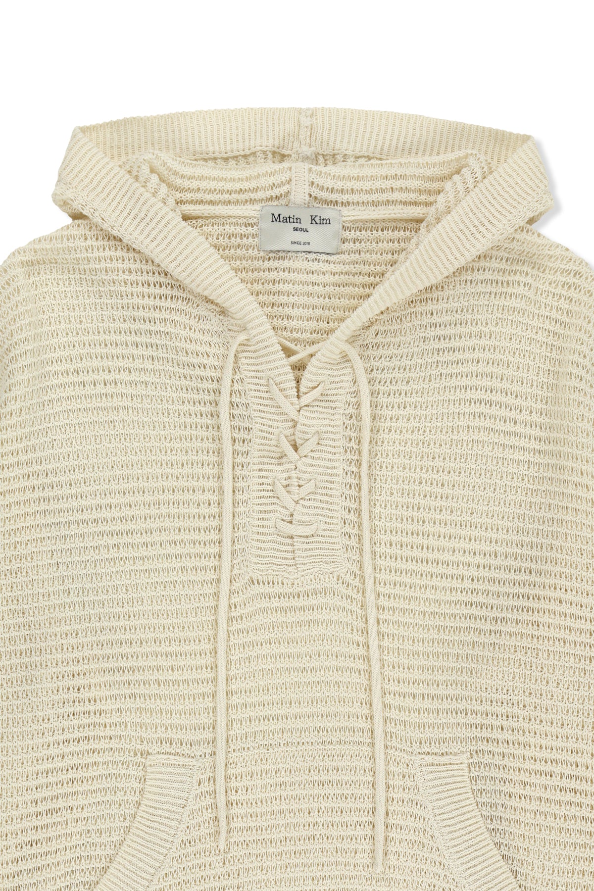 Áo khoác nữ oversized với thiết kế thoáng khí, tay dài và cổ áo mũ trùm, phù hợp cho thời tiết ấm.